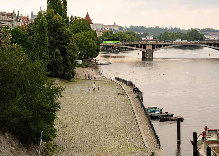 Bright Bohemian River Apartman *