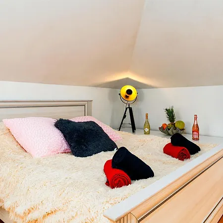 Bright Bohemian River Apartamento